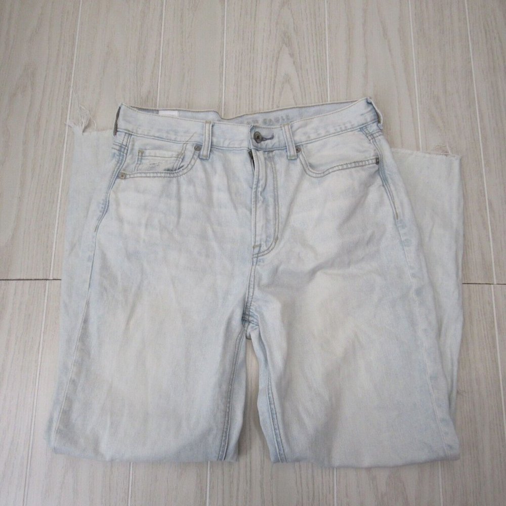 American Eagle Women Size 8 Reg Light Wash Mom Jeans Distressed-raw hem